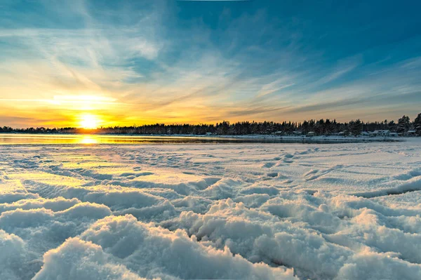 Het Majestueuze Uitzicht Zonsondergang Door Gloeiende Sneeuw Een Zeestrand — Stockfoto