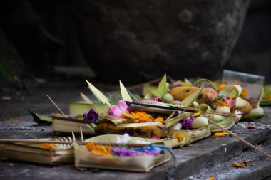 Kültürel ayin dekorunun yüksek çözünürlüklü bir resmi. Arka plandan izole edilmiş çubuklarla. Renkli çiçeklerle dolu bir Hint tapınağında.