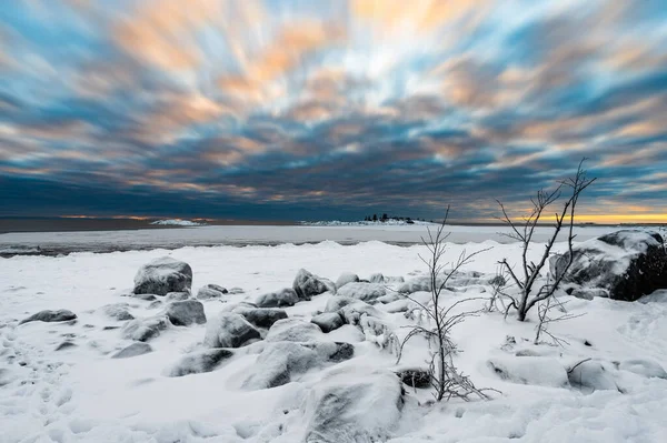 Отдых Облака Драматического Вечернего Неба Снега Покрыты Наполовину Замёрзшее Озеро — стоковое фото