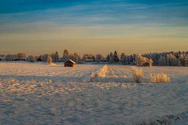 Ένα Τοπίο Χιονισμένο Χειμώνα Τοπίο Ηλιοβασίλεμα Και Μικρή Ξύλινη Καλύβα — Φωτογραφία Αρχείου