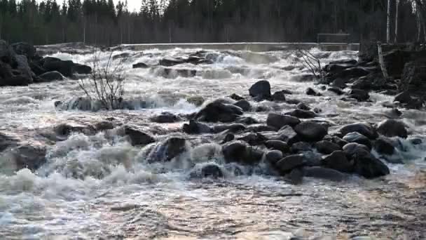 Represa Agua Embalse Lago Metraje Las Montañas Suecas Que Generan — Vídeos de Stock