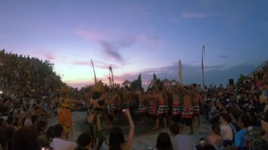 Ubud, Bali, Endonezya... 22 Aralık 2019 Turistler, Ramayana 'daki Hint karakterini taklit etmek için geleneksel Kecak dansı ve çoklu insan dramasının tadını çıkarıyorlar. 