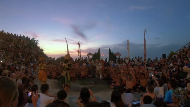 Ubud Bali Indonesien December 2019 Turister Njuter Traditionell Kväll Kecak — Stockvideo