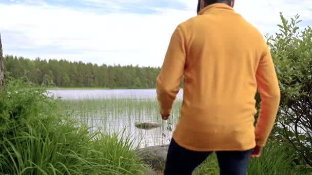 Closeup Video Muže Sundat Obličejovou Masku Sedět Jezera Dýchat Čerstvý — Stock video