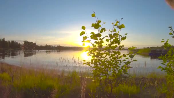 静かな湖の上に壮大な風景と非常にカラフルな夕日 湖の水から美しいパノラマの夕日の反射 4Kスローモーションビデオを通してプッシュ — ストック動画