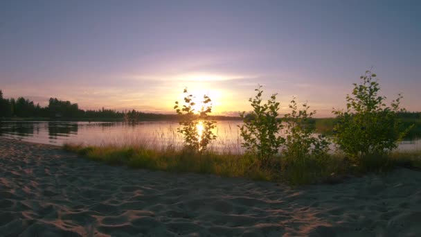 Paisagem Espetacular Pôr Sol Muito Colorido Sobre Lago Calmo Belo — Vídeo de Stock