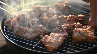 Izgarada ızgara tavuk, mantar ve mısırın yakın çekimi. Gün batımında lezzetli açık hava yemekleri pişirme süreci. BBC 'deki metal şişte lezzetli yemekler. Yavaş çekim video görüntüleri.