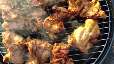 Izgarada ızgara tavuk, mantar ve mısırın yakın çekimi. Gün batımında lezzetli açık hava yemekleri pişirme süreci. BBC 'deki metal şişte lezzetli yemekler. Yavaş çekim video görüntüleri.