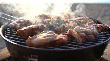 Izgarada ızgara tavuk, mantar ve mısırın yakın çekimi. Gün batımında lezzetli açık hava yemekleri pişirme süreci. BBC 'deki metal şişte lezzetli yemekler. Yavaş çekim video görüntüleri.