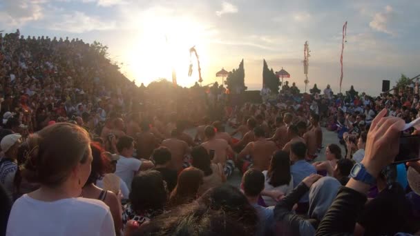 Ubud Bali Indonézia December 2019 Turisták Élvezik Hagyományos Esti Kecak — Stock videók