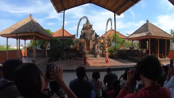 Ubud Bali Indonézia December 2019 Turisták Élvezik Hagyományos Esti Kecak — Stock videók