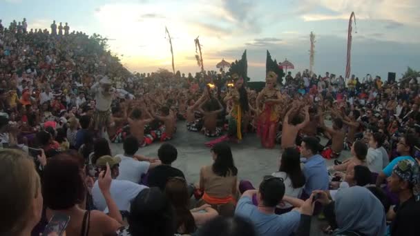 인도네시아 2019 관광객들은 전통적 키자크 즐기고 — 비디오