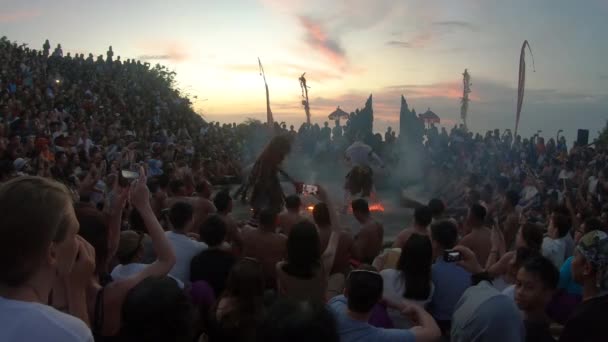 Ubud Bali Indonesien December 2019 Turister Njuter Traditionell Kväll Kecak — Stockvideo