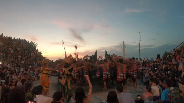 Ubud Bali Indonesië December 2019 Toeristen Genieten Van Traditionele Avond — Stockvideo