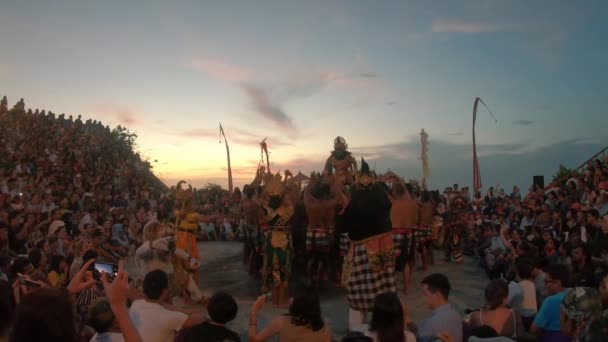 Ubud Bali Indonesien December 2019 Turister Njuter Traditionell Kväll Kecak — Stockvideo