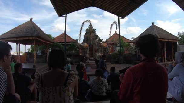 Ubud Bali Indonézia December 2019 Turisták Élvezik Hagyományos Esti Kecak — Stock videók