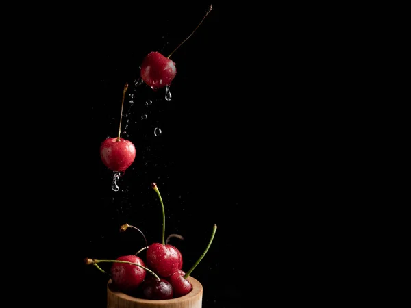 Picolé Com Cerejas Frescas Fundo Escuro Tiro Dinâmico Com Ação — Fotografia de Stock