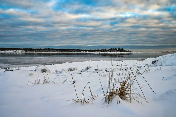 Eine Wunderschöne Landschaft Mit Wolkenbedecktem Himmel Und Schneebedecktem Halb Zugefrorenem — Stockfoto