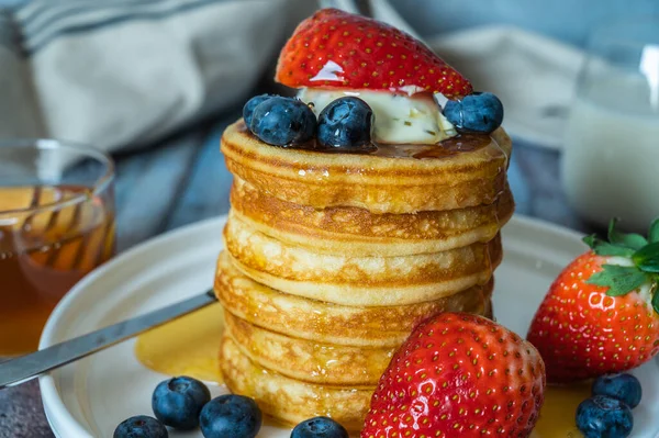 Stack Pannkakor Med Honung Jordgubbar Blå Bär Och Vispgrädde Toppen — Stockfoto