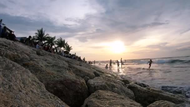 Kuta Bali Indonesia Desember 2019 Turister Nyter Liten Forestilling Barna – stockvideo