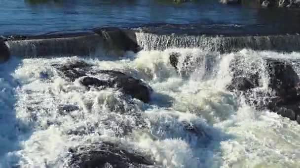水が流れる水力発電ダム 野生の森の妖精の滝 素晴らしい新鮮な水の滝の川が流れる 轟音ストリームを実行して森の岩 4Kとスローモーション — ストック動画