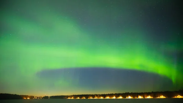 Een Groene Kleur Aurora Borealis Panorama Sterrenhemel Boven Een Stad — Stockfoto