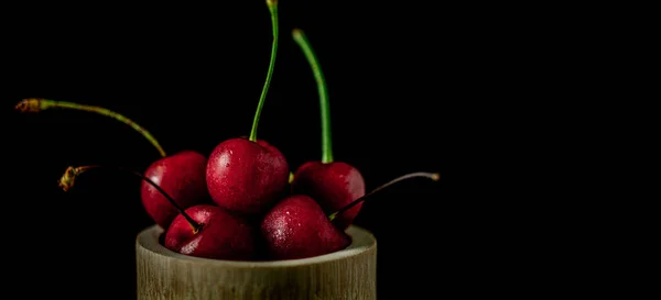 Picolé Com Cerejas Frescas Fundo Escuro Tiro Dinâmico Com Ação — Fotografia de Stock