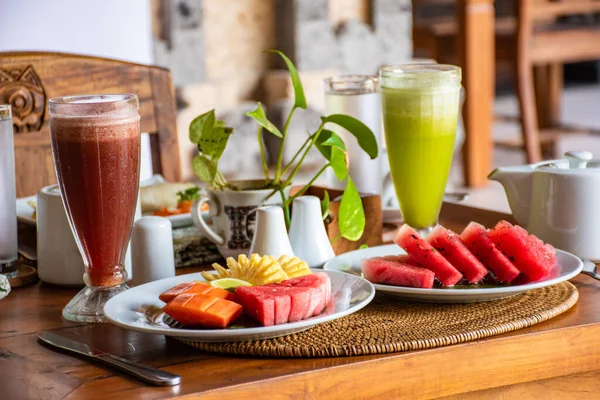 Dieta Salada Frutas Mistas Orgânicas Saudáveis Prato Branco Uma Mesa — Fotografia de Stock