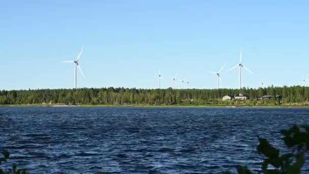 Grote Windturbines Met Bladen Het Veld Aan Zee Blauwe Lucht — Stockvideo