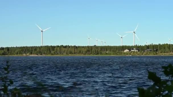 Grote Windturbines Met Bladen Het Veld Aan Zee Blauwe Lucht — Stockvideo