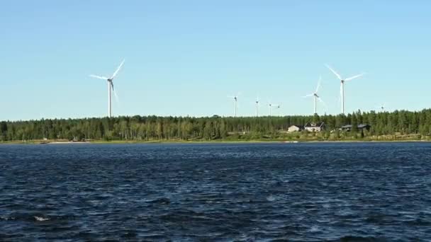 Stora Vindkraftverk Med Blad Fält Vid Havet Blå Himmel Vindpark — Stockvideo