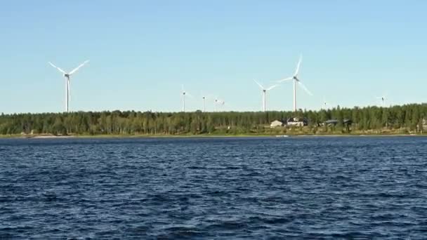 海边有大型风力涡轮机 叶片在地面上 蓝天风车 有木制茅屋 环境友好型农村清洁能源 替代风能和绿色能源 — 图库视频影像