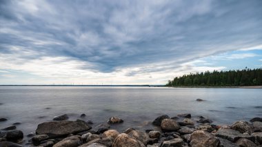 Mavi bulut gökyüzünün manzarası, sakin kış manzarası. Kayak merkezi. Toprağın güzelliğini keşfedin. Turizm konsepti. Noel ve Mutlu Yıllar!