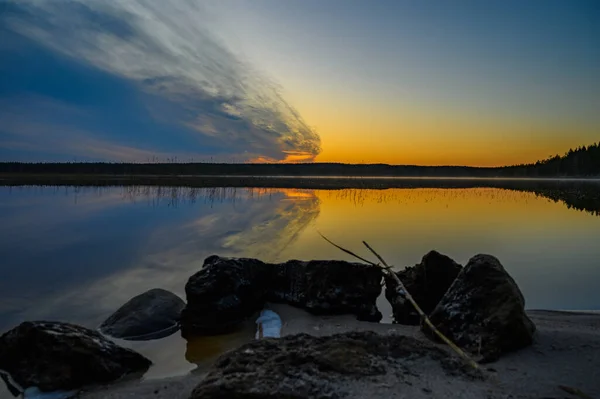 Una Vista Tranquilla Del Tramonto Sull Orizzonte Lago Con Drammatico — Foto Stock