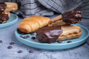 Sevgililer Günü kutlamaları için çikolatalı kurabiye ve cips ile kaplanmış yarım sindirim bisküvisi. Kırıntılarla kısmen yenmiş. yan görünüm.
