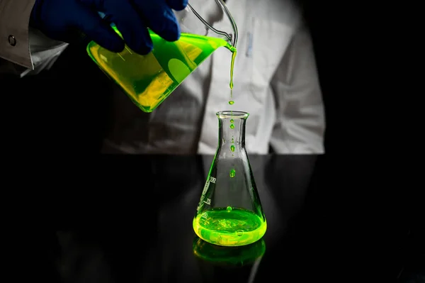 Cientista Pesquisa Experimentando Com Gotas Fluorescentes Verdes Frasco Cônico Vidro — Fotografia de Stock
