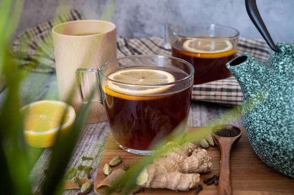 Здоровый Чай Наливают Прозрачную Чашку Чайник Лимон Имбирь Кардамон Вереск — стоковое фото