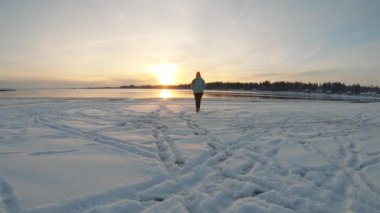 Kar manzarasının tadını çıkaran ve fotoğraflarını çeken bir kadın. Neşeli kız güzel kış gününün tadını çıkarıyor. Dışarıda neşeli duygular besleyen tasasız bir kadın. Kış konsepti Yavaş çekim