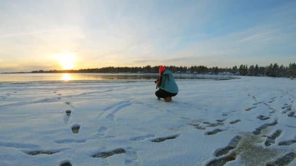雪景色を楽しみながら写真を撮る女性 美しい冬の日を楽しむ陽気な女の子 屋外で楽しい感情を持つ無料の女性 冬のコンセプト スローモーション — ストック動画