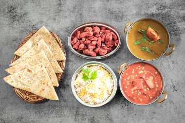Hint yemeği Thali Hint usulü yemek ile tavuk, et, roti, pirinç ve salatayı birleştirir. Hint yemeği kombinasyonları. Kopyalama alanı