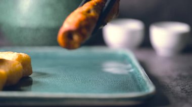 Kızarmış tavuk kanadı, tavuk nugget ve bir tabakta biftek kebabı. Kebap bir ketçap kasesine batırıldı. Masa üzerinde siyah bir arka plan 4K 'da bir Macro shot..