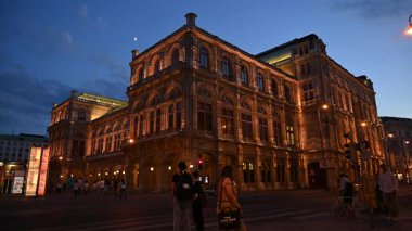 Veinna, Avusturya - 17 Temmuz 2023 Opera Binası akşam saatlerinde yakıldı. Akşam manzarası. Tarihi opera binası Viyana şehrinin simgesi ve simgesidir.. 