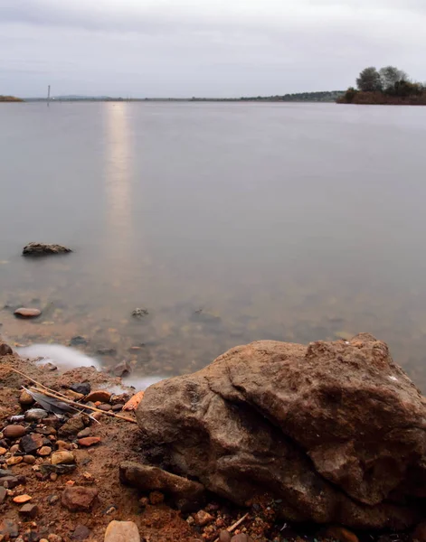 Reservoir Bij Zonsondergang Waar Het Kalme Water Kunt Zien Rotsen — Stockfoto