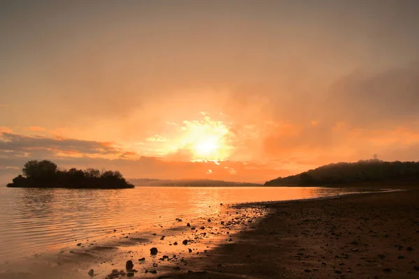 Zonsopgang Een Stuwmeer Waar Een Eilandje Een Strandje Kunt Zien — Stockfoto