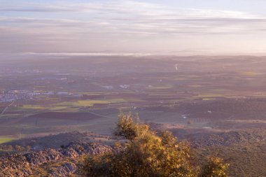 Bir dağın tepesinden manzara manzarası