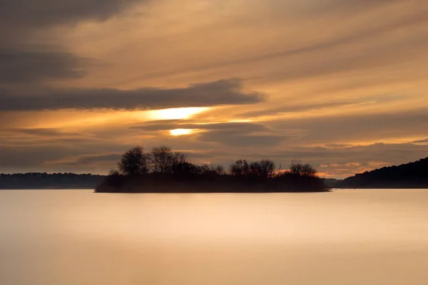 Blick Vom Ufer Eines Reservoirs Einer Kleinen Insel Bei Sonnenaufgang — Stockfoto