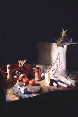 Akdeniz yemeklerinin tipik bileşenleri içinde aynı zamanda dekoratif kurumuş çiçeklerin bulunduğu bir masanın üzerinde.