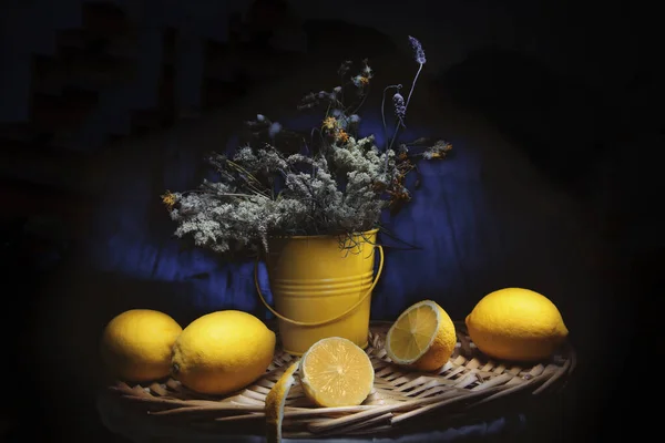 Жёлтое Ведро Полевыми Цветами Лимонами Плетеной Корзине — стоковое фото
