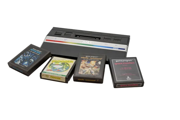 Консолі Atari 2600 та картриджі — стокове фото