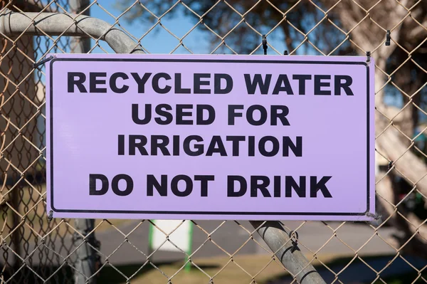 Sinal de aviso de água reciclada — Fotografia de Stock